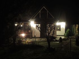 haus_nacht_beleuchtet_web.jpg