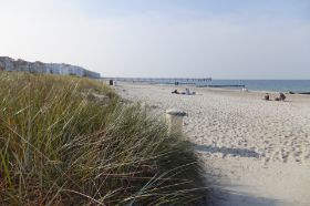 Perlenreihe Strand und Seebrücke.jpg